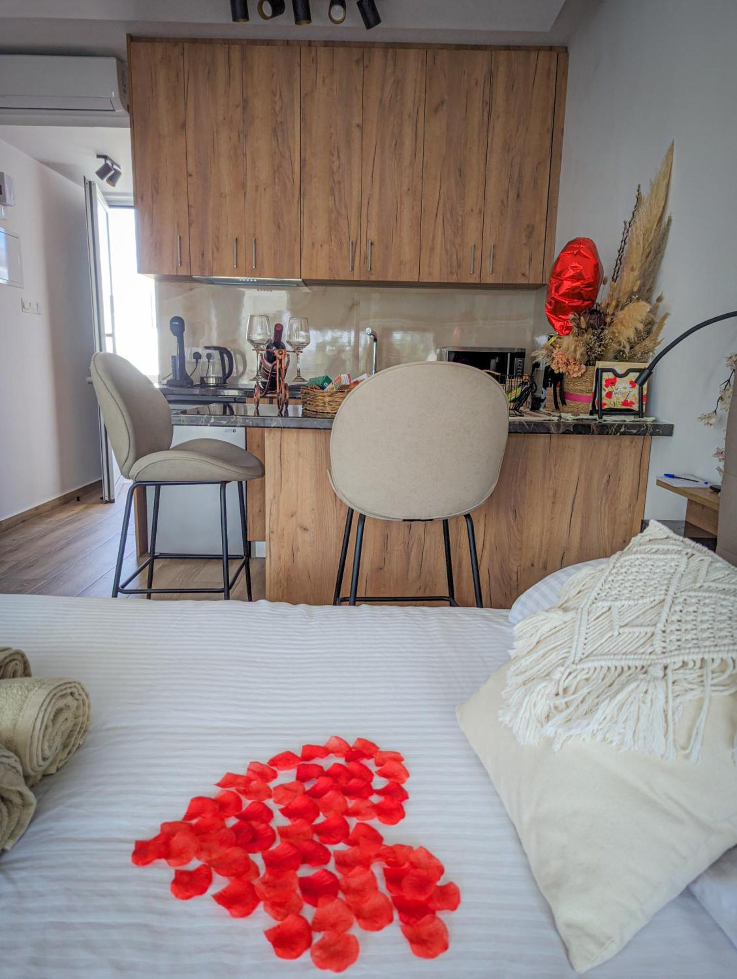 Bohemian Rhapsody Apartment Paphos Exterior photo
